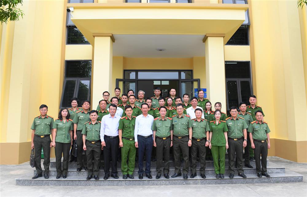 Trước đó, Thứ trưởng Lê Quốc Hùng và Đoàn công tác đã đến thăm, kiểm tra đánh giá kết quả công tác xây dựng Công an phường điển hình, kiểu mẫu về ANTT và văn minh đô thị năm 2023 tại phường An Hưng, TP Thanh Hóa.