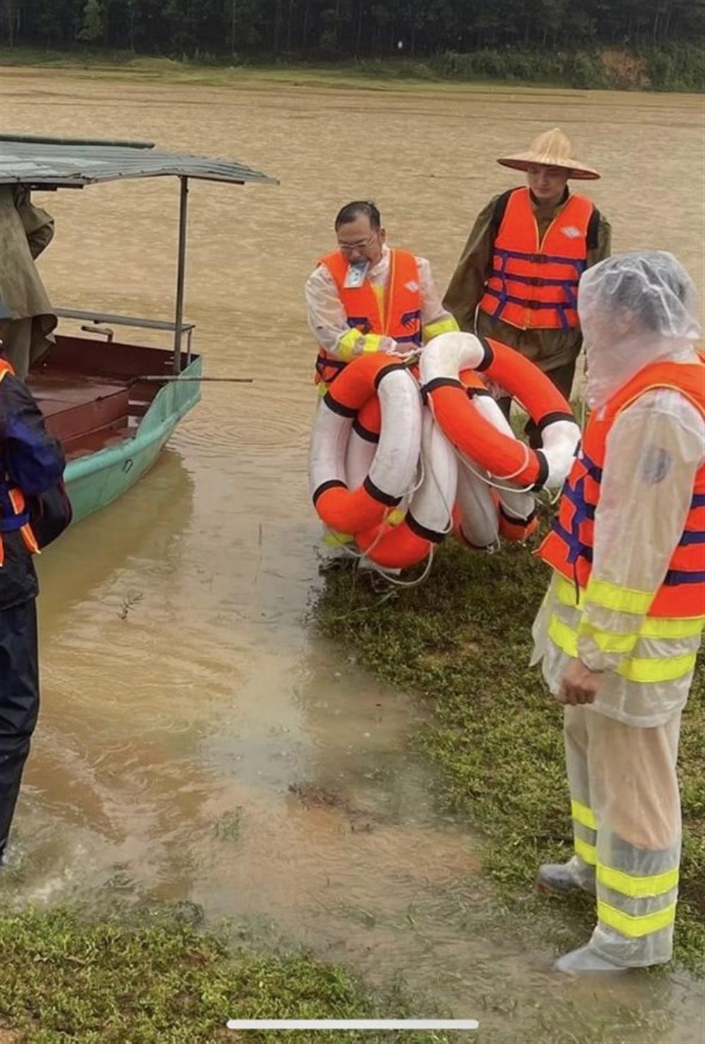 Công an huyện Như Xuân tăng cường lực lượng, phương tiện cứu hộ cứu nạn một số hộ dân bị cô lập tại các xã Hóa Quỳ, Thanh Sơn.   