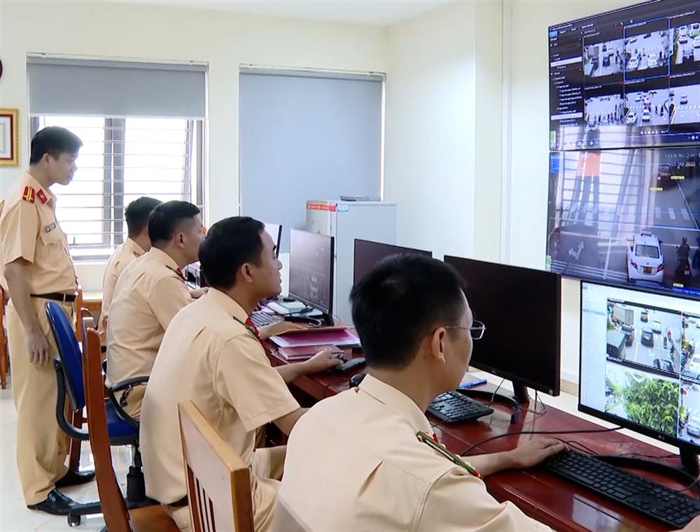 Trạm CSGT Quảng Xương sử dụng trang thiết bị ghi hình để phát hiện, xử “phạt nguội” đối với các trường hợp vi phạm.