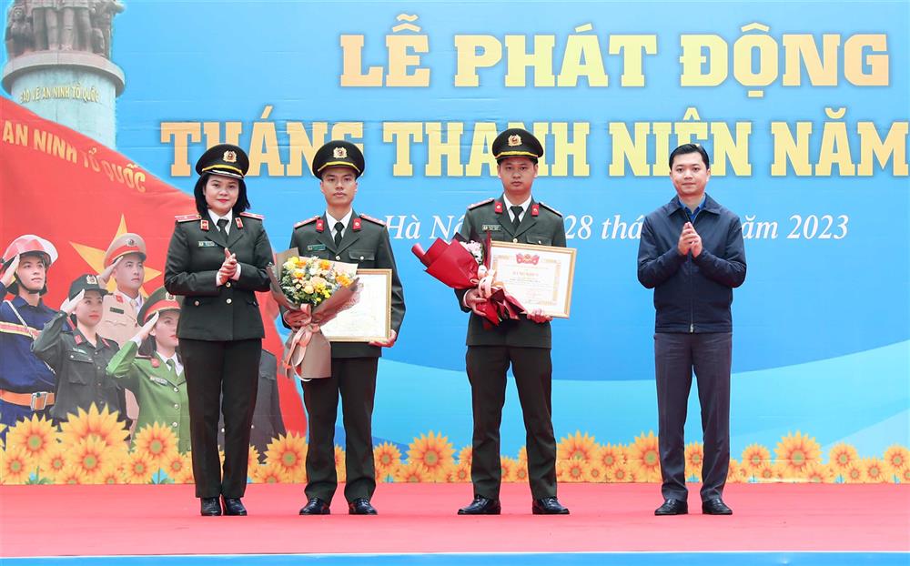 Đồng chí Nguyễn Minh Triết và Thiếu tướng Ngô Hoài Thu, Phó Cục trưởng Cục Công tác Đảng và công tác chính trị trao Bằng khen thưởng tặng 2 đoàn viên có thành tích xuất sắc trong thực hiện nhiệm vụ cứu nạn, cứu hộ, hỗ trợ nhân đạo tại Thổ Nhĩ Kỳ.