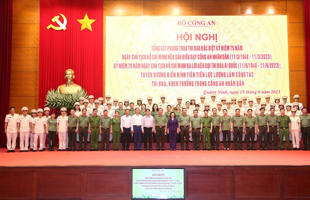 Các đồng chí lãnh đạo Bộ Công an, lãnh đạo tỉnh Quảng Ninh, các đại biểu dự Hội nghị chụp ảnh lưu niệm