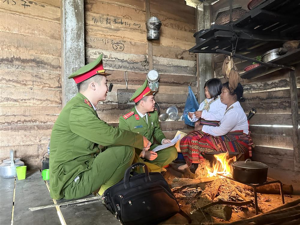  Công an xã thường xuyên tới nhà tuyên truyền pháp luật cho bà con nhân dân.