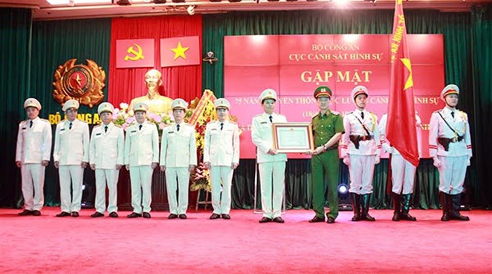 Thứ trưởng Nguyễn Duy Ngọc trao Huân chương chiến công hạng Nhất tặng Cục Cảnh sát hình sự (16/4/2021).