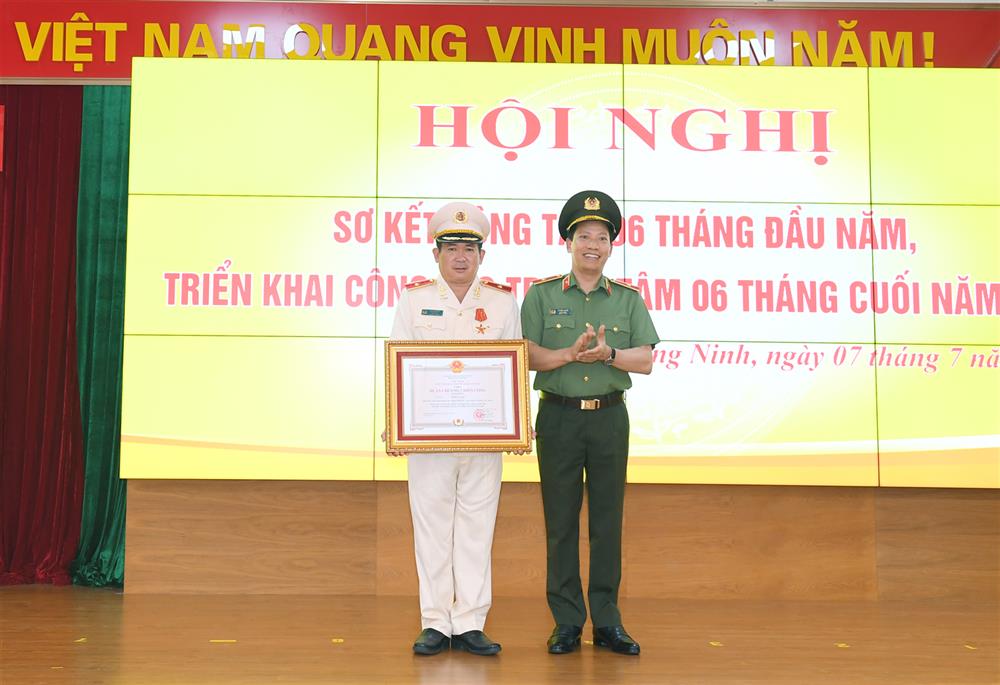 Thứ trưởng Lê Văn Tuyến trao danh hiệu huân chương Chiến công hạng nhất cho Thiếu tướng Đinh Văn Nơi, Giám đốc Công an tỉnh Quảng Ninh