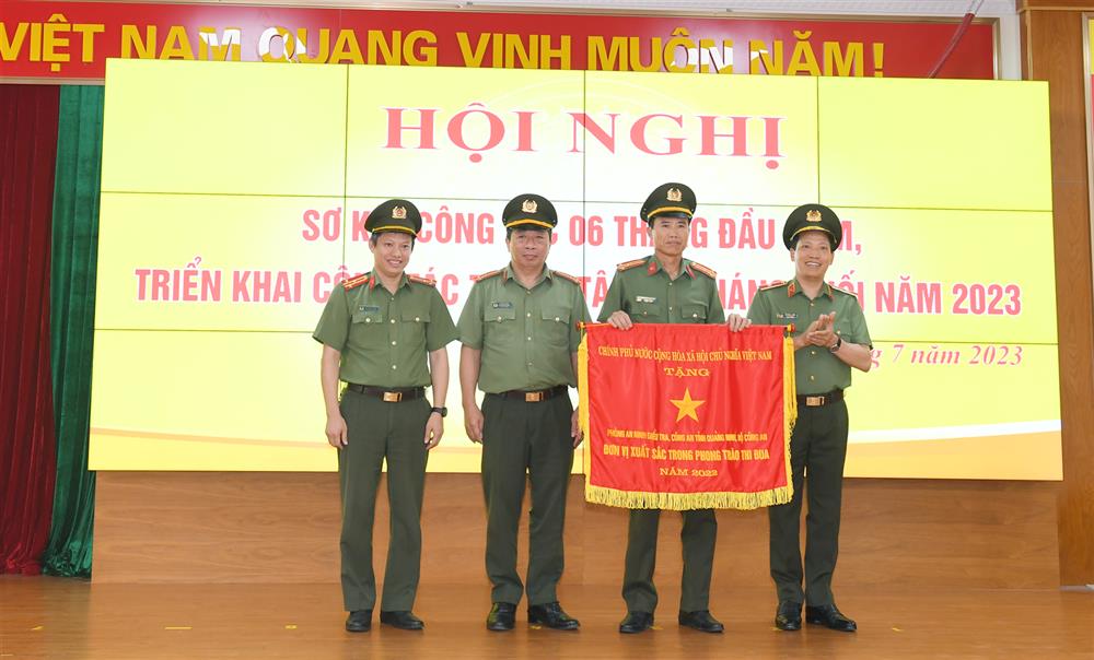 Thứ trưởng Lê Văn Tuyến trao tặng Cờ thi đua Chính phủ tặng tập thể Phòng An ninh điều tra