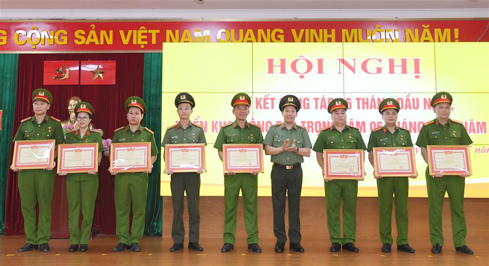 Thứ trưởng Lê Văn Tuyến trao danh hiệu Chiến sĩ thi đua toàn lực lượng tặng 08 cá nhân thuộc Công an tỉnh