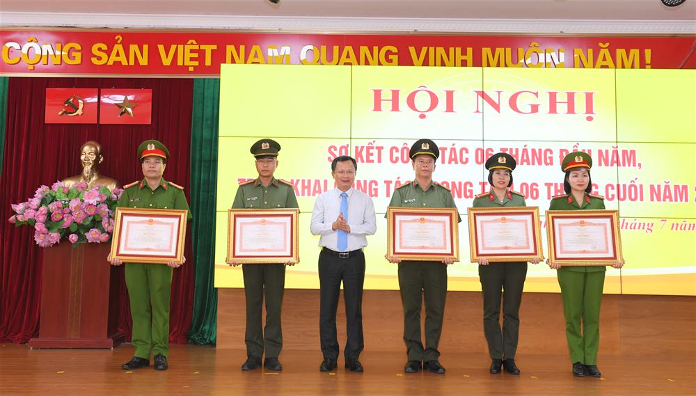 Lãnh đạo tỉnh Quảng Ninh trao tặng Bằng khen của Thủ tướng Chính phủ cho các cá nhân có thành tích xuất sắc