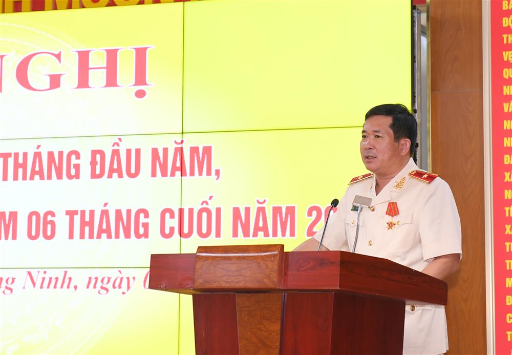 Thiếu tướng Đinh Văn Nơi phát biểu khai mạc Hội nghị.