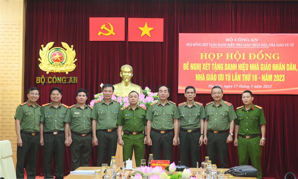 Các đại biểu tham dự cuộc họp.