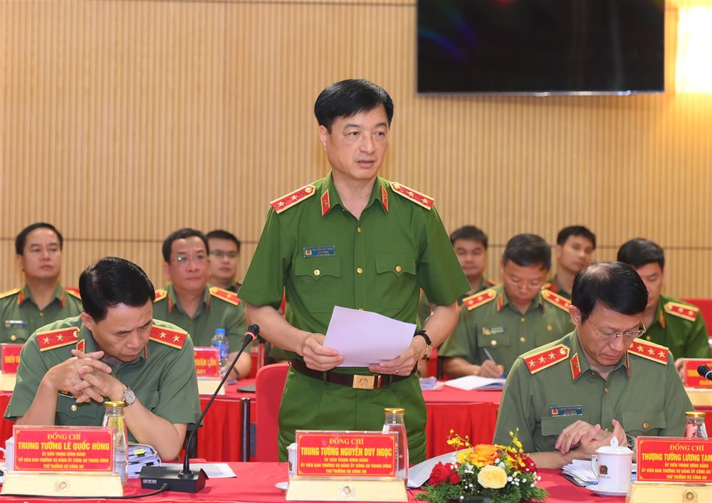 Trung tướng Nguyễn Duy Ngọc, Ủy viên Trung ương Đảng, Thứ trưởng Bộ Công an trình bày tóm tắt dự thảo Báo cáo kiểm điểm sự lãnh đạo, chỉ đạo của Ban Thường vụ Đảng ủy CATW từ đầu nhiệm kỳ đến nay.