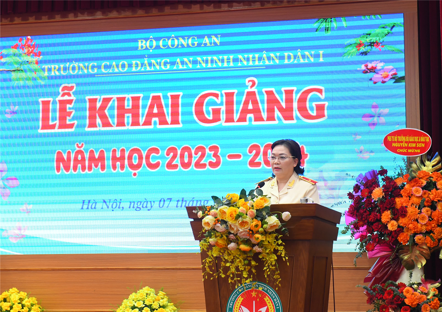 Thiếu tướng, PGS.TS Đinh Ngọc Hoa trình bày diễn văn khai giảng.