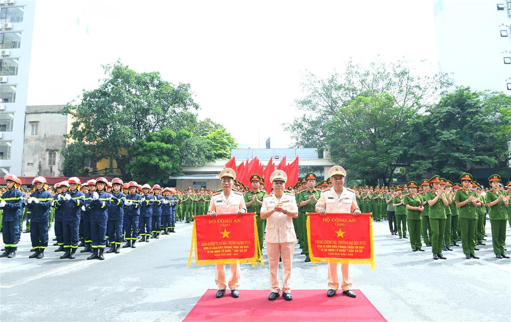 Trung tướng, PGS.TS Lê Quang Bốn trao Cờ thi đua xuất sắc tặng các tập thể thuộc Nhà trường.