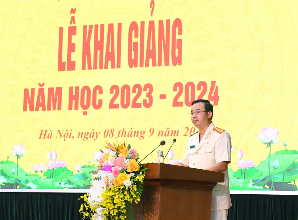 Đại tá, TS Tống Văn Khuông, Phó Giám đốc Học viện Chính trị CAND trình bày diễn văn tại Lễ khai giảng.