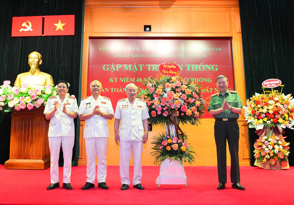 Bộ trưởng Tô Lâm tặng hoa chúc mừng Ban liên lạc.