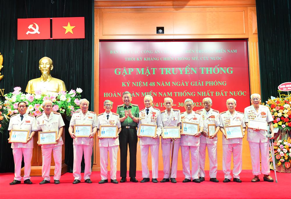 Nhân dịp này, Bộ trưởng Tô Lâm đã gửi chứng nhận mừng thọ đến các đồng chí trong Ban liên lạc.