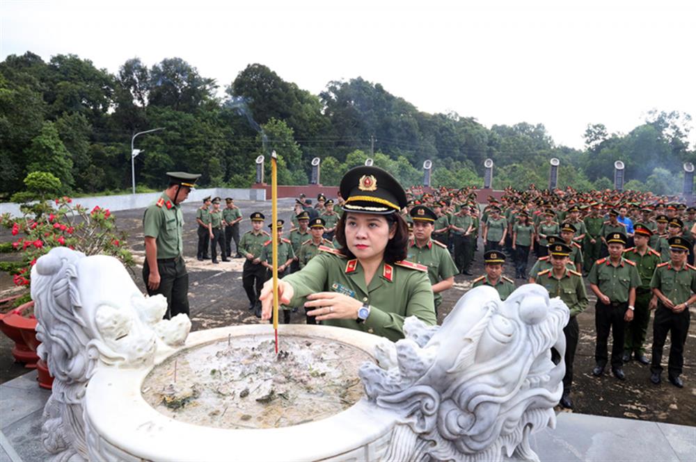 Thiếu tướng Ngô Hoài Thu, Phó Cục trưởng Cục Công tác Đảng và công tác chính trị cùng Đoàn viên thanh niên CAND dâng hương tại Khu di tích lịch sử Ban An ninh Trung ương Cục miền Nam.