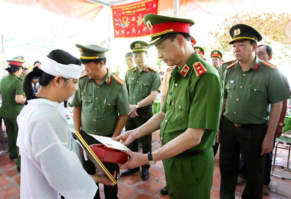 Thứ trưởng Nguyễn Duy Ngọc trao Quyết định thăng cấp bậc hàm đến gia đình đồng chí Nguyễn Xuân Hào.