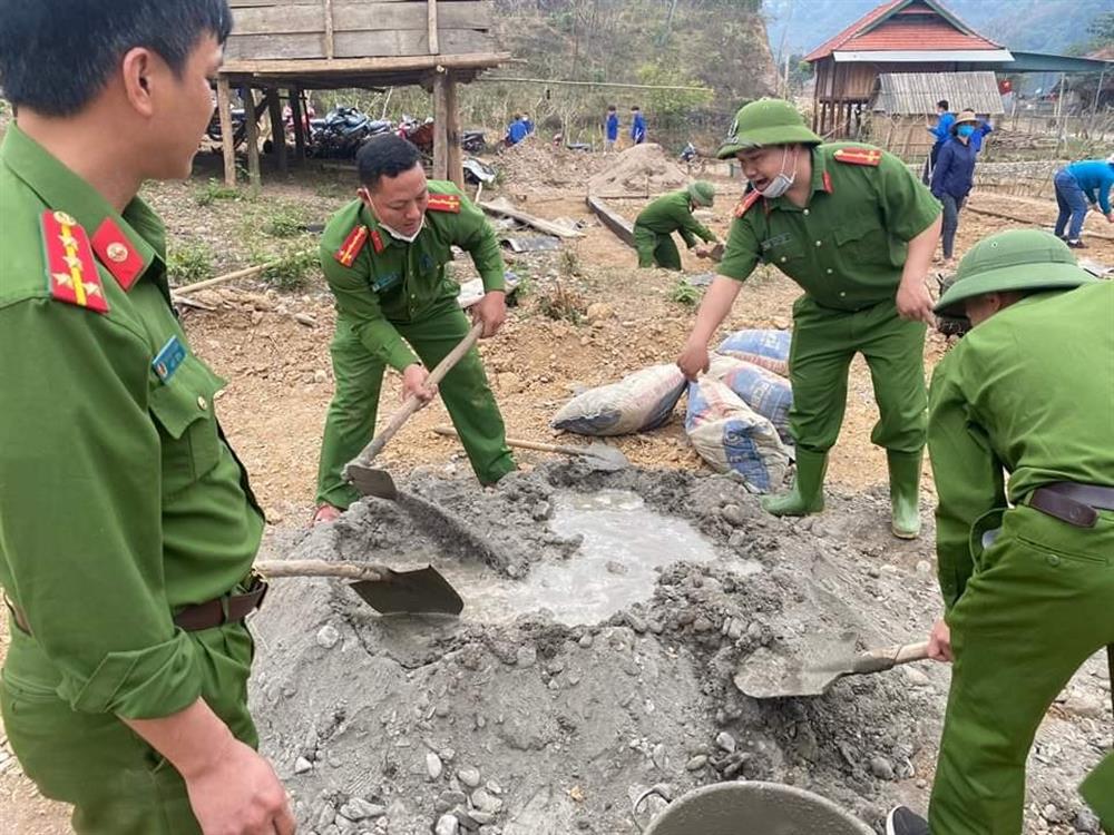 Công an Nghệ An cùng cả hệ thống chính trị, đoàn thể xã hội “tốc lực”tham gia chiến dịch xóa nhà dột nát, tạm bợ, vận chuyển nguyên vật liệu, san nền, làm móng để xây dựng nhà “3 cứng” Nhà tạm, nhà tranh tre dột nát được thay thế bằng những căn nhà “trên kín, dưới lành”, kiên cố, vững chãi 