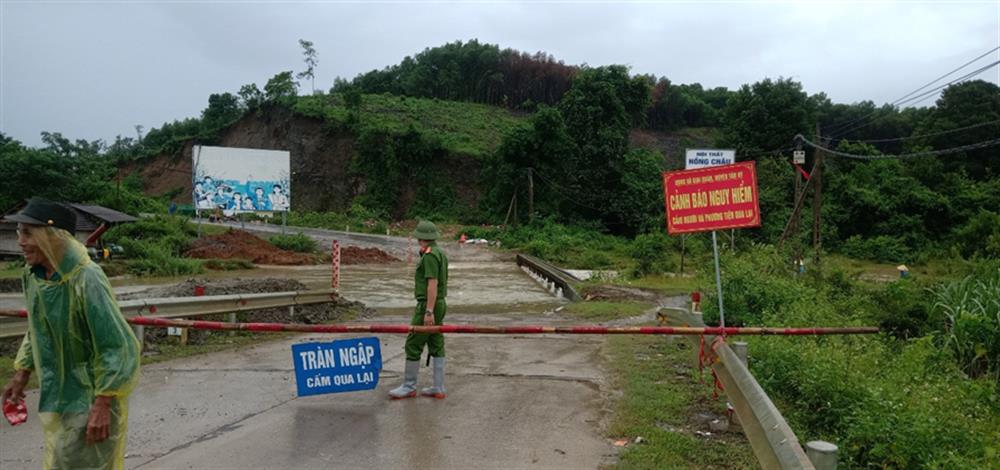 Công an huyện Tương Dương và Tân Kỳ đặt biển cảnh báo không cho người dân qua lại tại các điểm giao thông nguy hiểm.