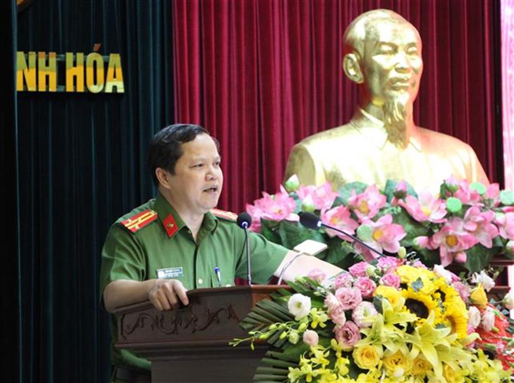 Thượng tá Kim Duy Dương, Phó Trưởng Công an TP Thanh Hóa trình bày tham luận.