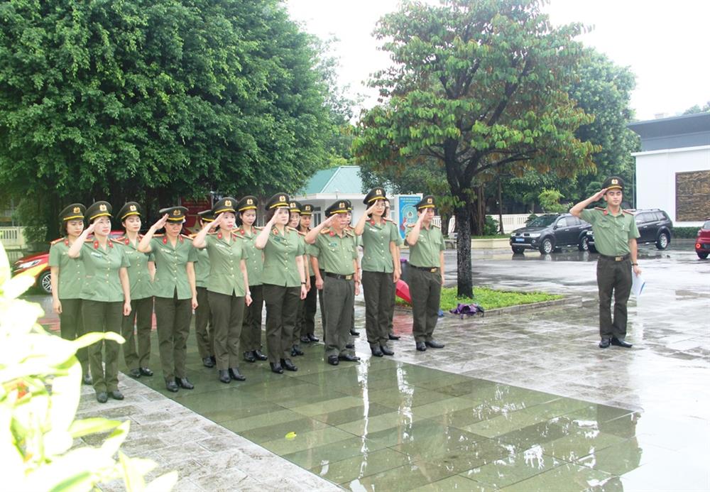 Đoàn công tác dâng hương tưởng nhớ nữ Anh hùng liệt sỹ CAND Nguyễn Thị Lợi.