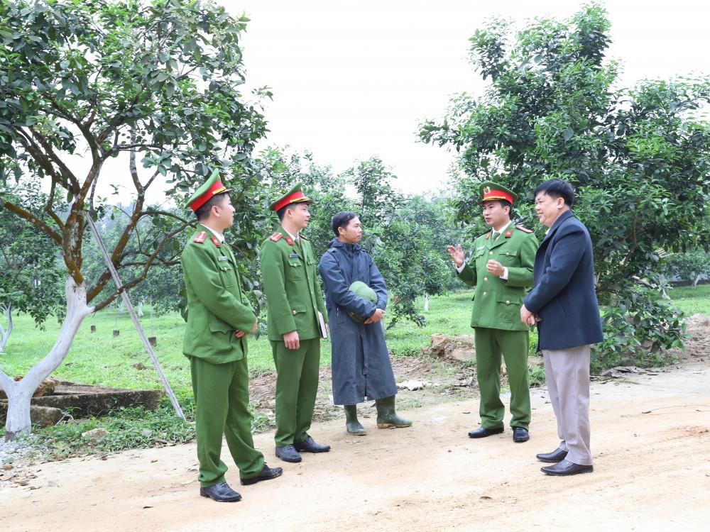 Công an xã Phúc Trạch phối hợp triển khai nhiệm vụ.