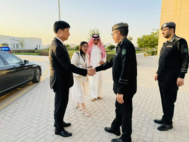 Đại tá Adel Abdulrahman Al-Asmeri, Giám đốc Trung tâm Điều hành An ninh Thống nhất 911 chào đón Thứ trưởng Nguyễn Duy Ngọc.