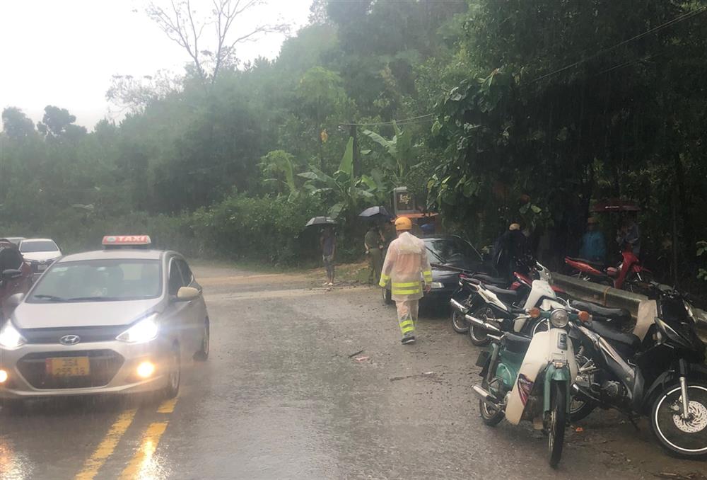 Công an huyện Như Thanh dọn dẹp đất đá sát lở tuyến QL45 tạo điều kiện các phương tiện lưu thông an toàn.