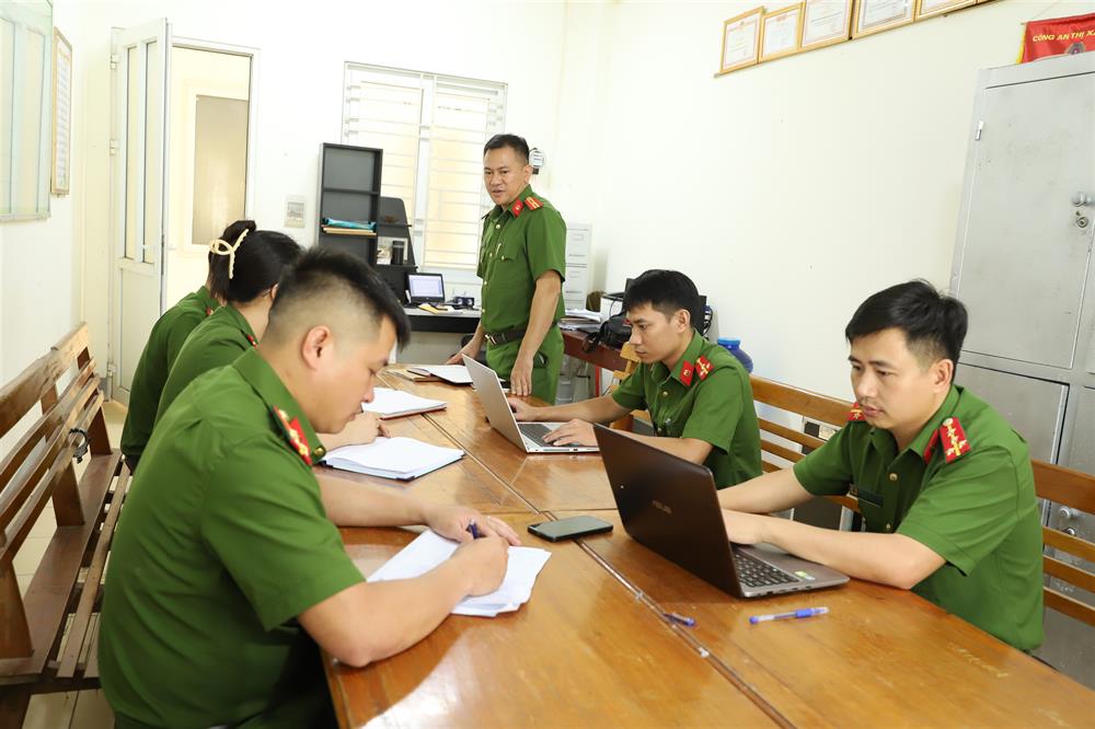 Thiếu tá Lê Khánh Toàn trong một lần họp Đội.