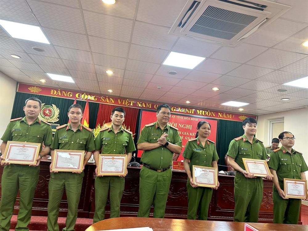 Tặng giấy khen cho các tập thể trong thực hiện Đề án 06.