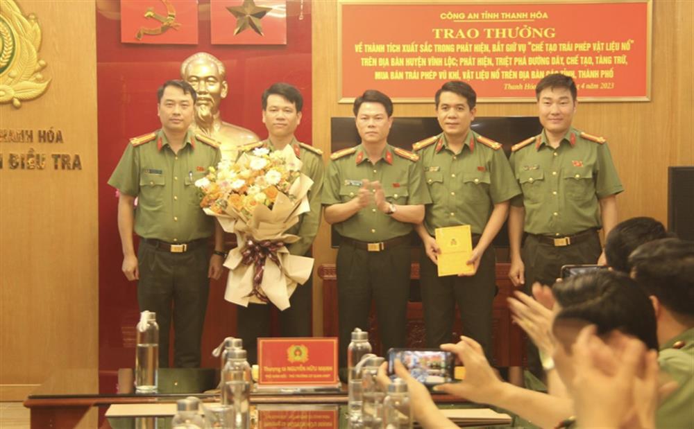 Thượng tá Nguyễn Hữu Mạnh, Phó Giám đốc Công an tỉnh, Thủ trưởng Cơ quan An ninh điều tra khen thưởng, chúc mừng các đơn vị nghiệp vụ tham gia phá án.