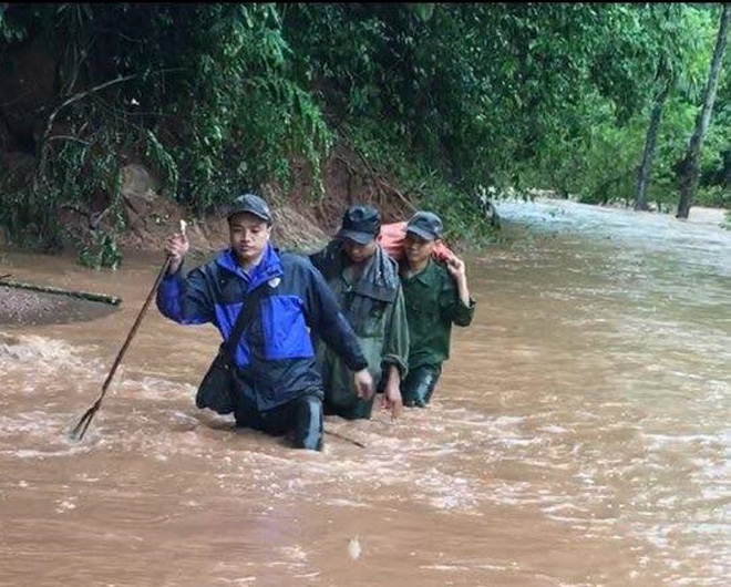 Để phá các vụ án ma tuý, nhiều lần Trung tá Hoàng cùng đồng đội phải trèo đèo, lội suối, đối mặt với hiểm nguy.