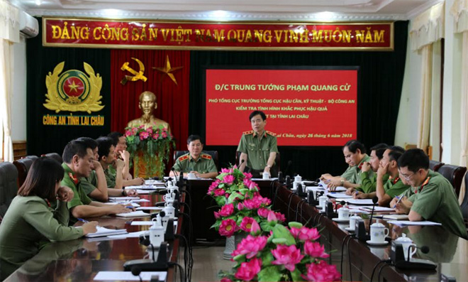 Trung tướng Phạm Quang Cử cùng Đoàn công tác kiểm tra công tác ứng phó với mưa lũ tại Công an tỉnh Lai Châu.