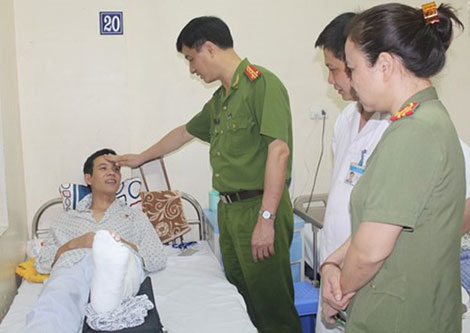 Lãnh đạo Công an TP Hà Nội thăm hỏi đồng chí Phan Như Trường bị thương khi bắt giữ tội phạm tháng 4/2016.