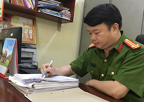 Trung tá Vương Hồng Sâm nghiên cứu hồ sơ vụ án.