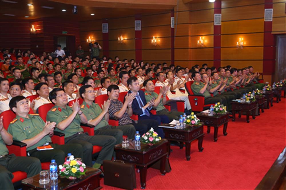 Các đại biểu dự buổi giao lưu.