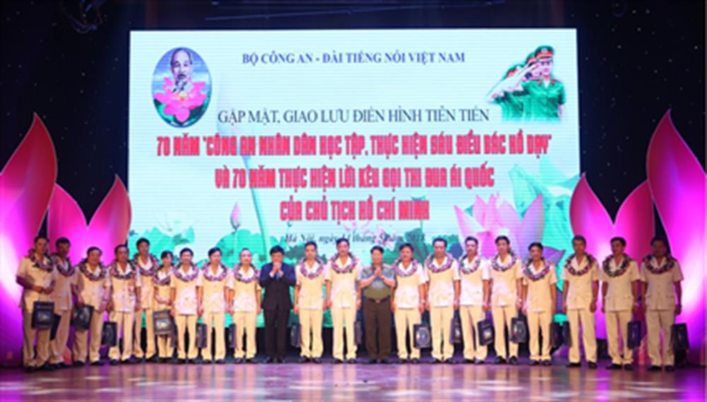 Thứ trưởng Bùi Văn Nam; Tổng Giám đốc Đài Tiếng nói Việt Nam Nguyễn Thế Kỷ trao Kỷ niệm chương cho các điển hình tiên tiến trong lực lượng CAND.