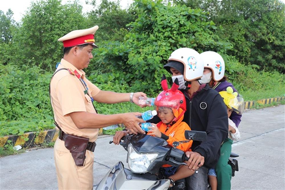 Nhiều người dân bất ngờ khi được Cảnh sát giao thông tặng nước, khăn lạnh.