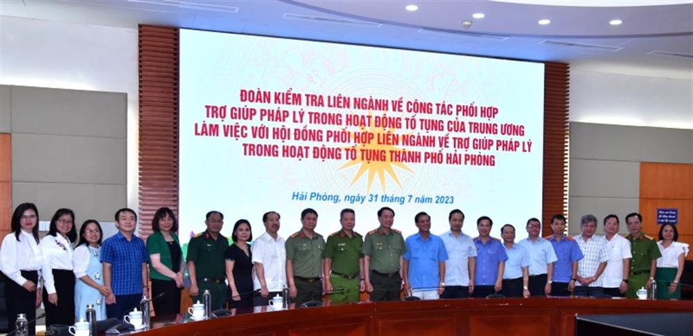 Đoàn công tác chụp ảnh cùng lãnh đạo và đại diện ban, ngành liên quan của TP Hải Phòng.