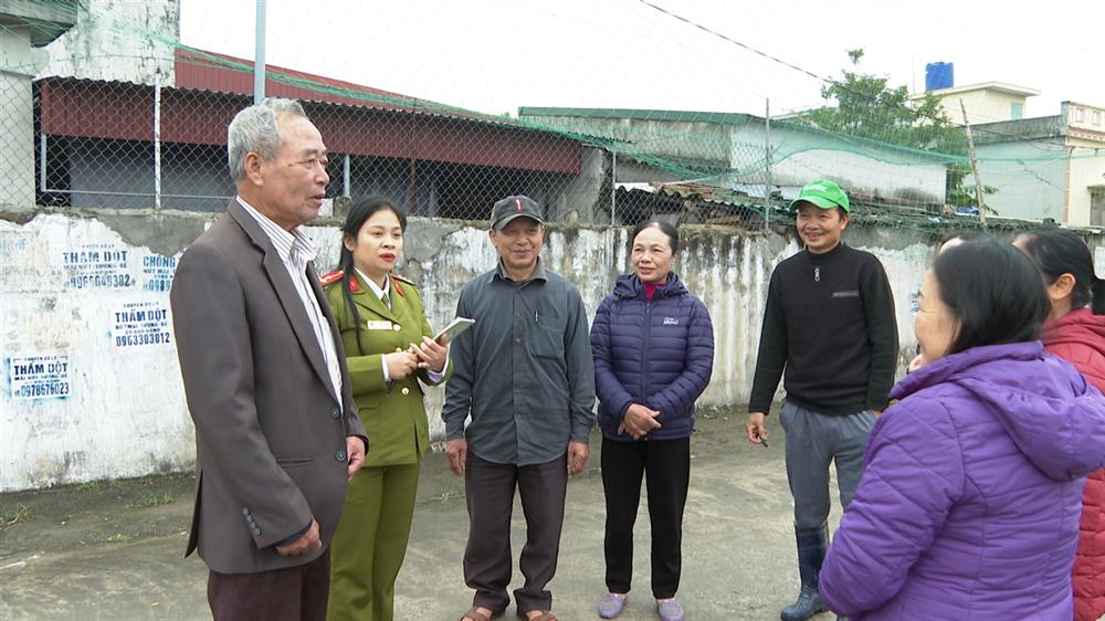 Thượng úy Oanh Thường xuyên xuống cơ sở làm tốt công tác nắm tình hình trên địa bàn xã.