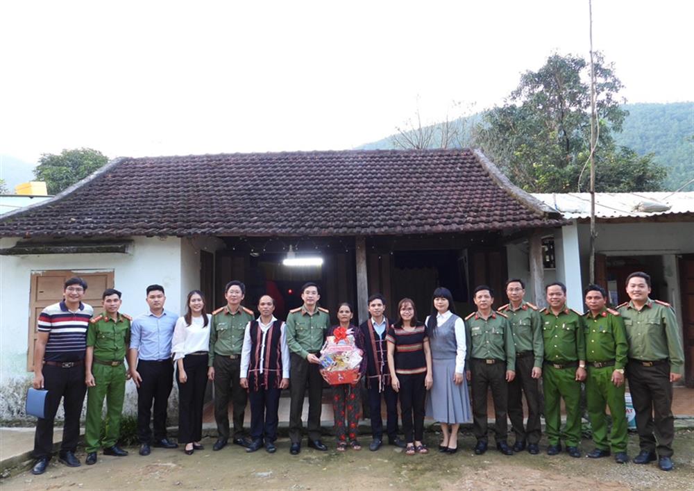 Thượng tá Nguyễn Đại Đồng, Phó Giám đốc Công an thành phố Đà Nẵng thăm, tặng quà, động viên các già làng, người có uy tín trong đồng bào Cơ Tu tại huyện Hòa Vang.