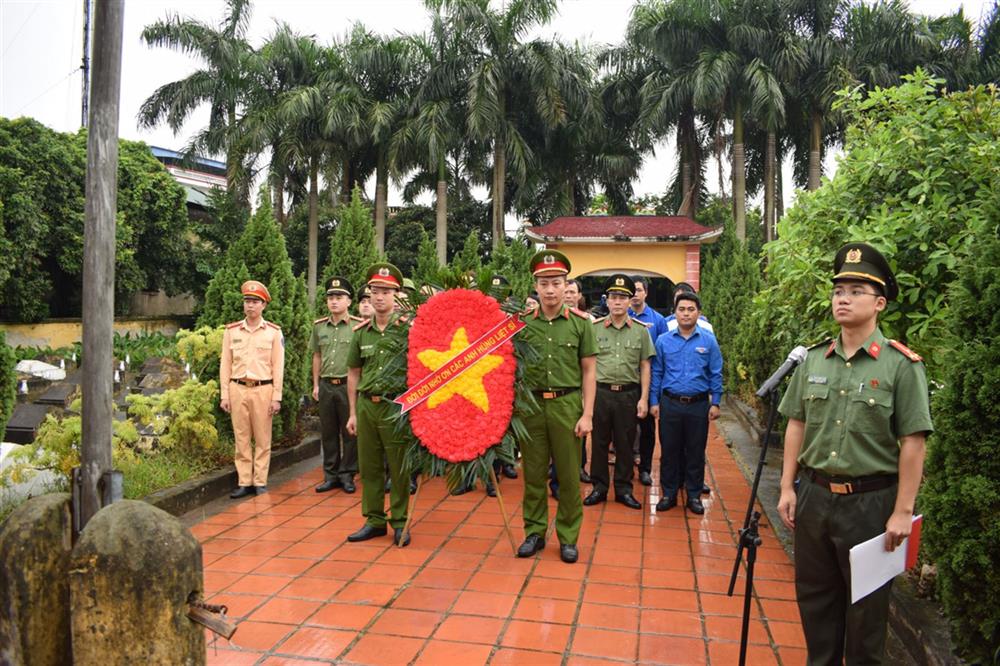 Để phát huy truyền thống “Uống nước nhớ nguồn” của dân tộc, các đơn vị đã tổ chức dâng hương, dâng hoa tại Nghĩa trang liệt sỹ của xã Vân Du, huyện Ân Thi