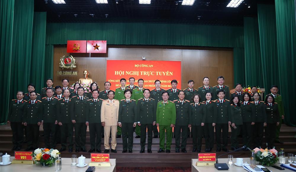 Thứ trưởng Lê Quốc Hùng cùng các đại biểu dự Hội nghị.