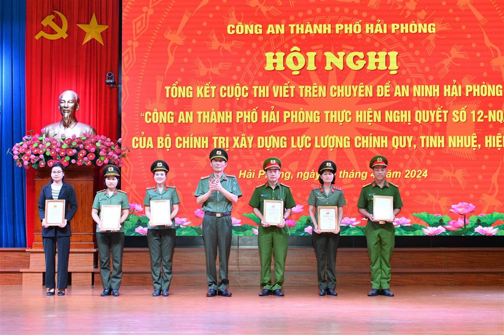 Đại tá Phạm Viết Dũng, Phó Bí thư Đảng ủy, Phó giám đốc CATP trao giấy chứng nhận cho các tập thể, cá nhân đoạt giải Cuộc thi viết trên Chuyên đề an ninh Hải Phòng.