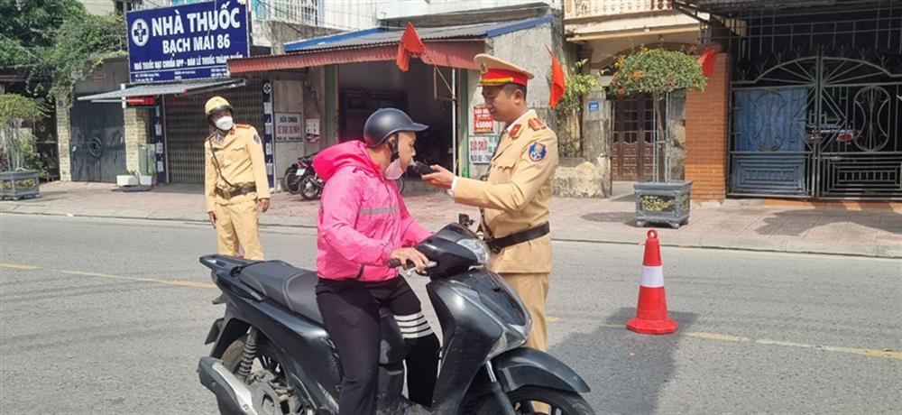 Công an thị xã Kinh Môn tăng cường công tác kiểm tra, xử lý vi phạm về nồng độ cồn dịp Tết Giáp Thìn (ngày 26 Tết).