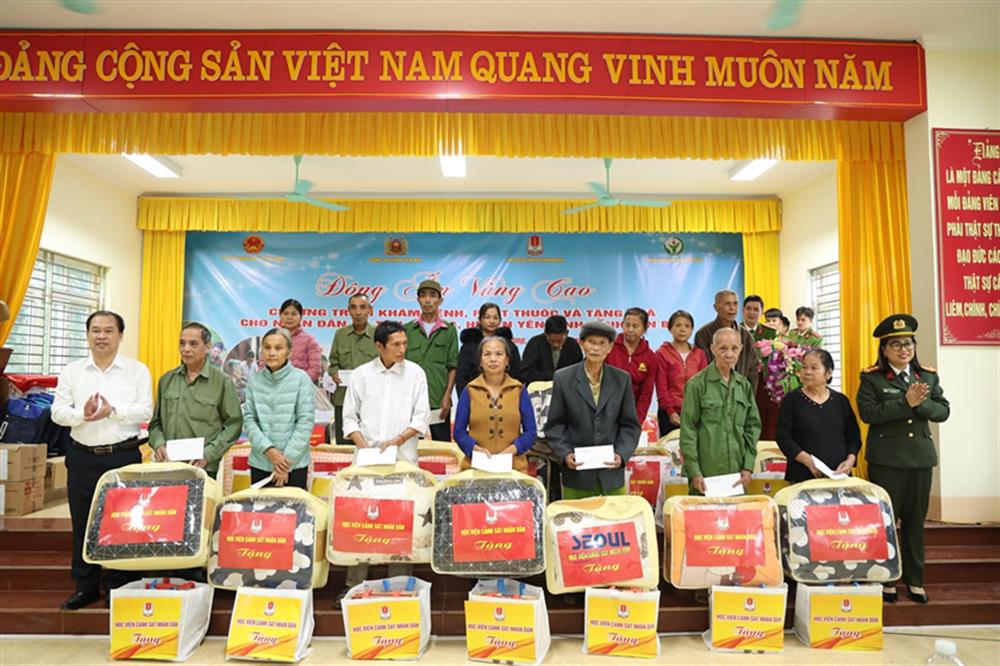 Đại tá Lê Thị Thanh Hằng – Phó Giám đốc Công an tỉnh Yên Bái trao các suất quà an sinh tặng các gia đình chính sách, gia đình có hoàn cảnh khó khăn.