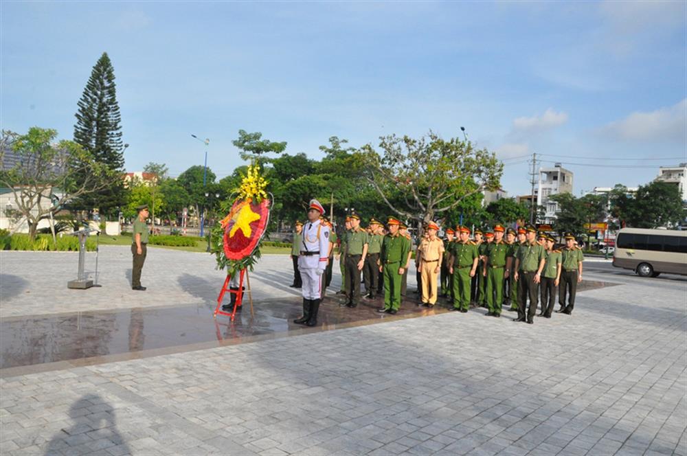 Đoàn Công an tỉnh dâng hương tại nghĩa trang Thành phố Hải Dương.