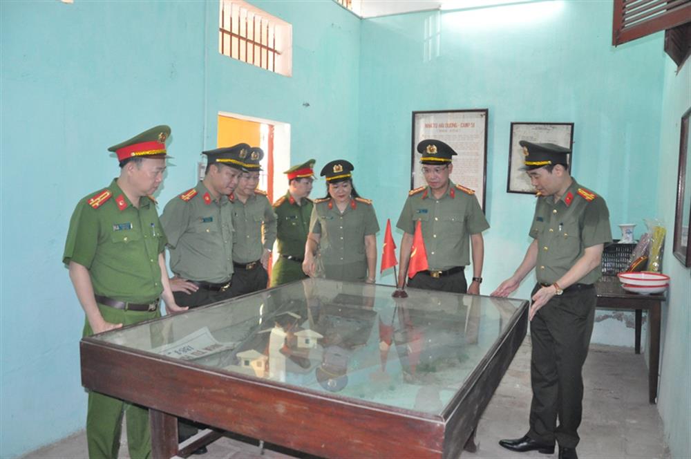 Đoàn dâng hương, thăm quan tại nhà tù chính trị.