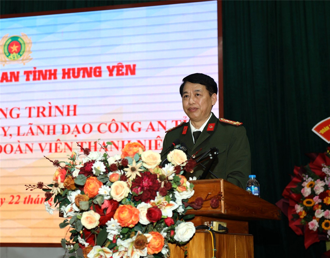Đại tá Phạm Văn Đôn phát biểu tại buổi đối thoại.