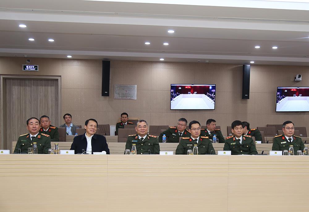 Các đồng chí lãnh đạo Bộ Công an cùng đại diện lãnh đạo các đơn vị nghiệp vụ trực thuộc Bộ tham dự buổi gặp mặt.